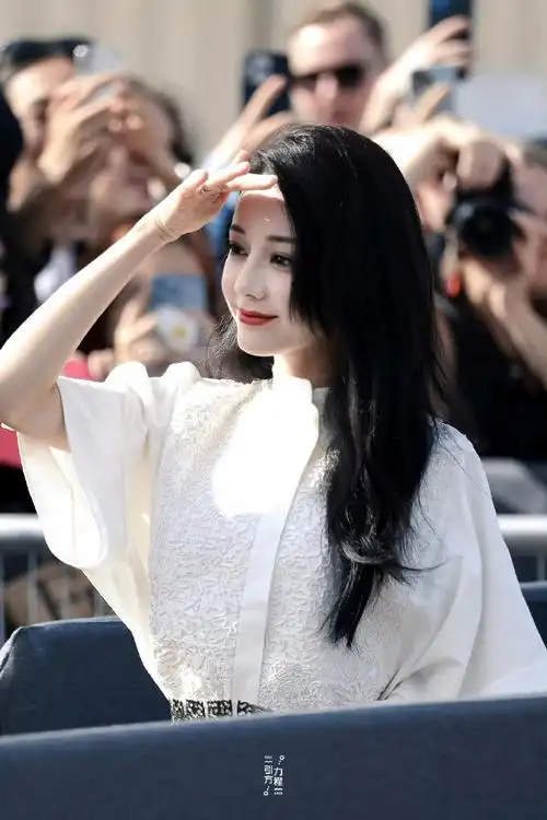 迪丽热巴捧花浅笑##迪丽热巴烟熏妆