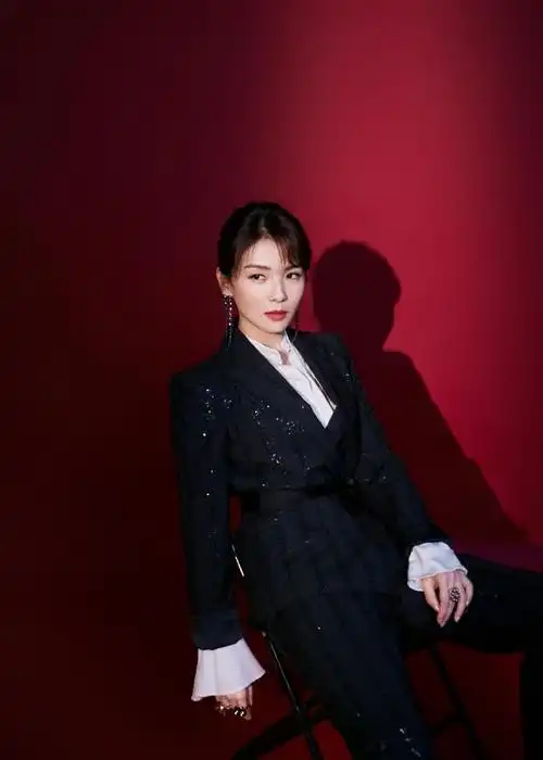 刘涛实力化身霸道女总裁,亮片西装造型攻气十足,太霸气