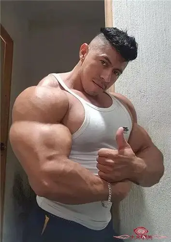 看完这群肌肉猛男的二头肌你再也不会说自己手臂粗了