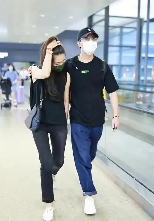 黄轩带女友现身机场,并肩而行,两人好般配!