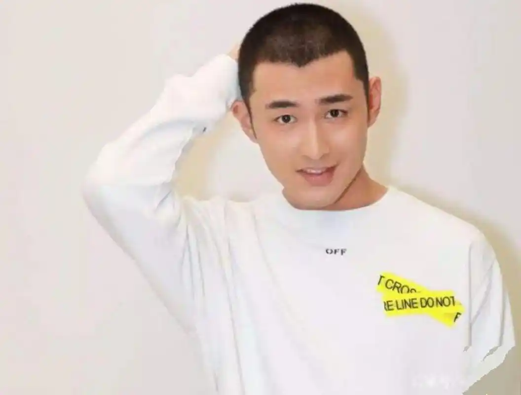 30岁的王彦霖,在同龄段的男演员中颜值确实不算出众