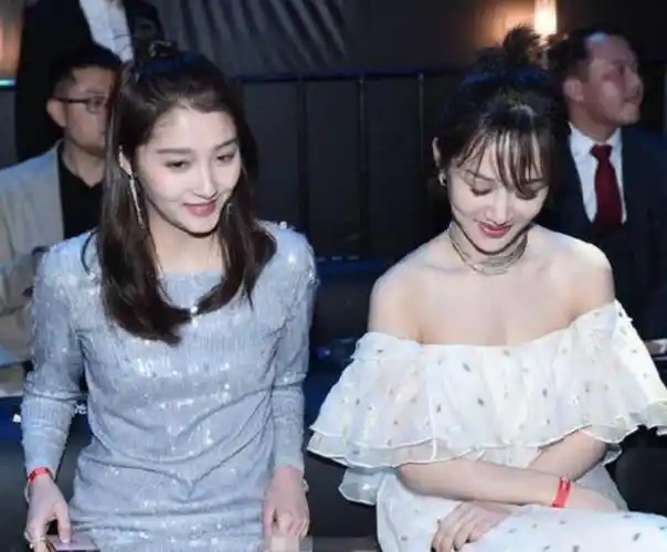 26岁杨紫与21岁关晓彤同框,杨紫显得性感,关晓彤显得青涩