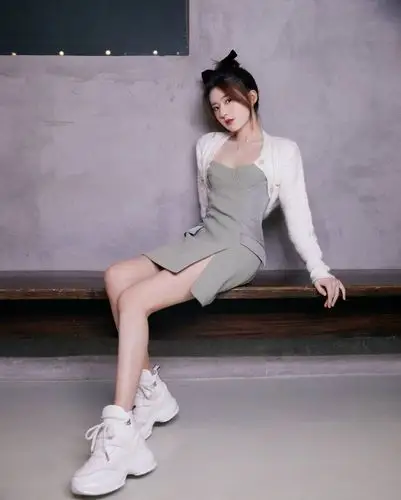 赵露思活动生图曝光,身材比例让人迷惑,服装选择略显尴尬_腾讯新闻