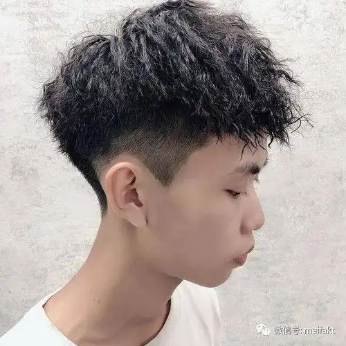 男生烫发发型简单帅气很有型