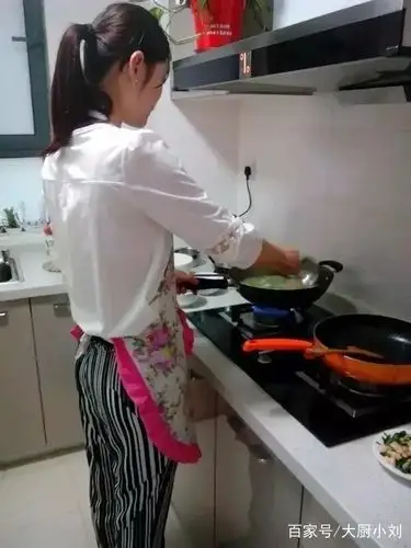 这是她在家里做饭,光看看这做饭的姿势,不吃饭都很享受.