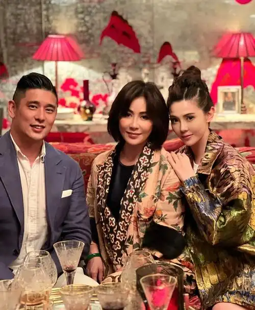 曾美娟靠在刘嘉玲的肩膀上,两人打扮得都很贵气,仿佛是古代的贵妃一般