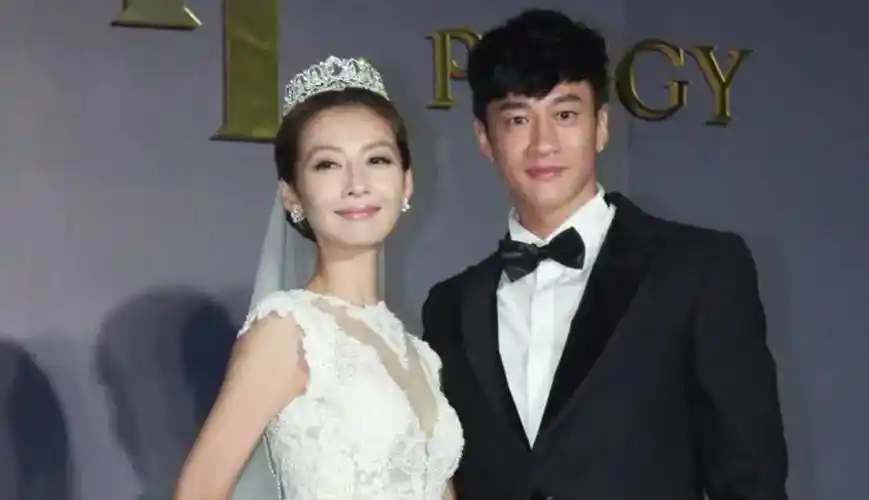 何润东夜店遇真爱,与售货员老婆恩爱14年无子女,婴儿车里放宠物