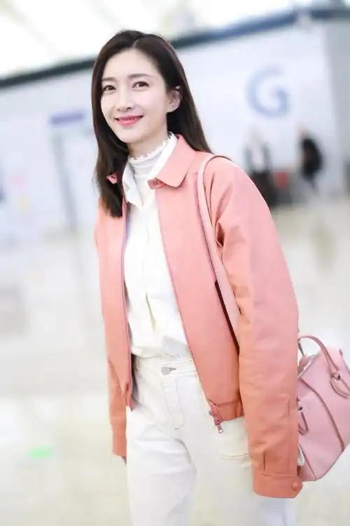 江疏影狗啃式刘海造型曝光,全新短发搭皮质西装,穿搭飒气摩登