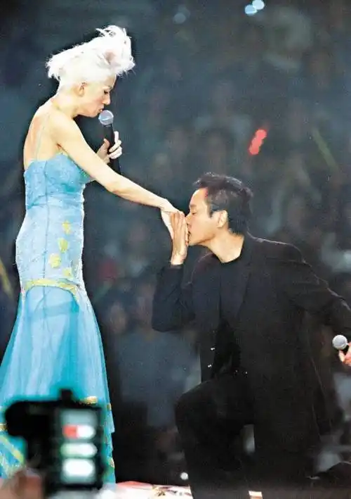 2002年4月8日,张国荣在梅艳芳的演唱会上亲吻她的手 图/视觉中国