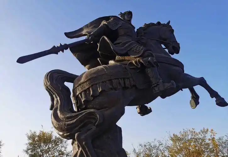 北门遗址公园里的赵云雕像正定古城
