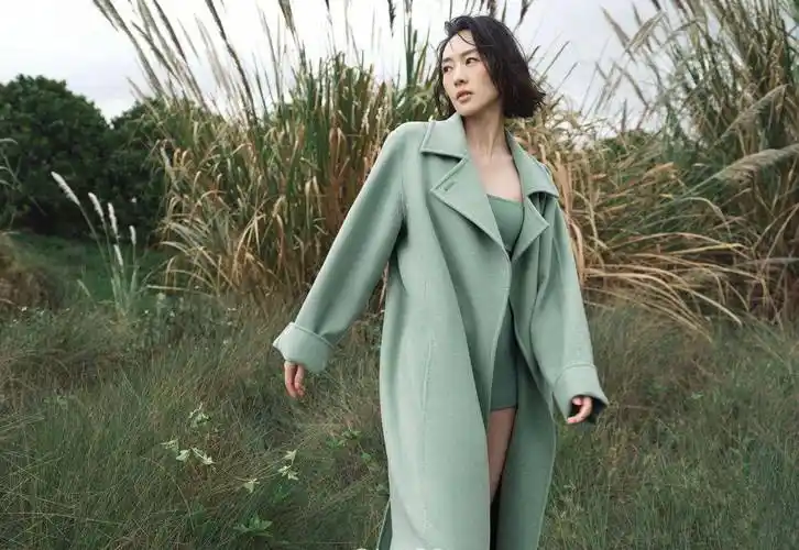 童瑶glass二月刊封面,穿吊带抹胸演绎湖边湿发大片,性感撩人_气质_鹅