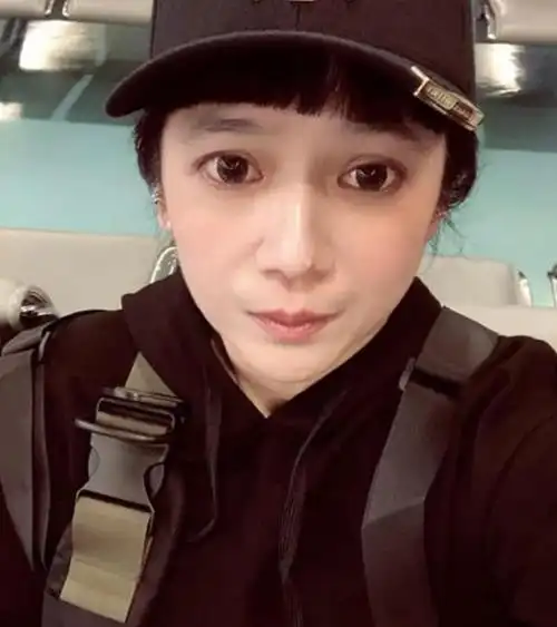 不过对于失婚后的曾哲贞,如今的她即使人到中年,但是却依旧截然一身