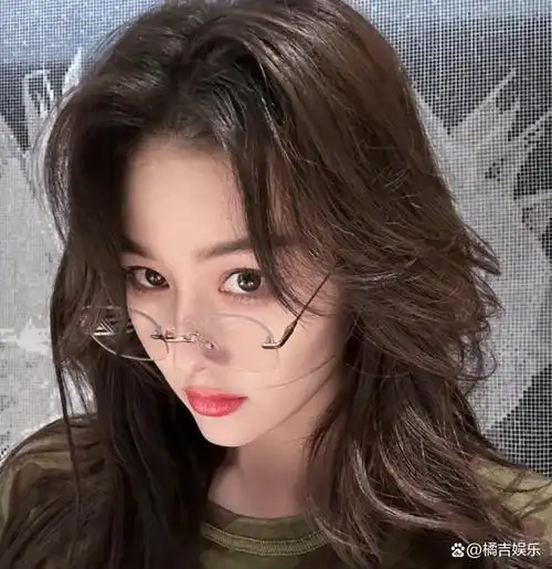 张馨予晒怼脸自拍!戴眼镜又美又帅