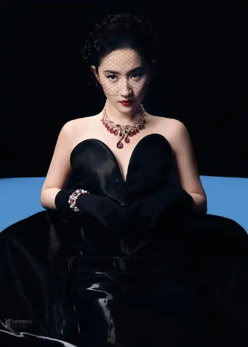 「时尚芭莎」4月刊新图拾遗  大片中,刘亦菲佩戴的bvlgari黄金项