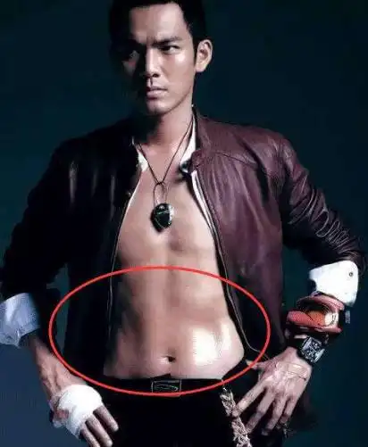 钟汉良和baby的吻戏画面,真实的小哇是有腹肌而不是肚腩的.