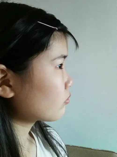 鼻梁塌,山根几乎没有,鼻头大,鼻翼宽.嘴唇厚且宽,上下厚度差不多.