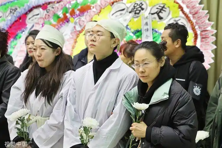 演员程思寒遗体告别仪式举行亲友含泪出席