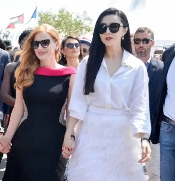 范冰冰高调为劳模姐庆生,两人相拥合拍,霸气冰变小女人美艳不输