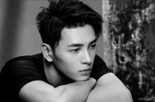 2013年,洪尧参加贵州卫视甜蜜微约会节目《非常完美》,成功牵手曹赢心