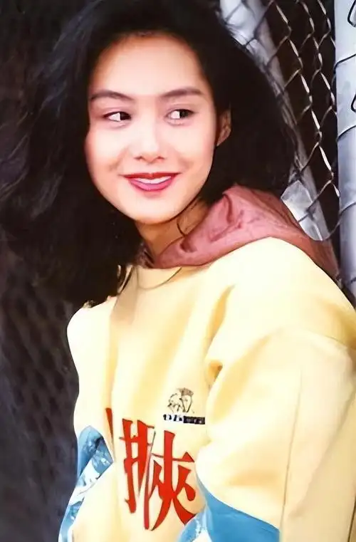 朱茵的隐居生活并不是因为经济拮据,而是出于对简朴,宁静生活的向往.