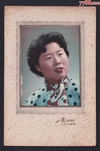 560年代手工上色围巾烫发女老照片1张尺寸约7298厘米