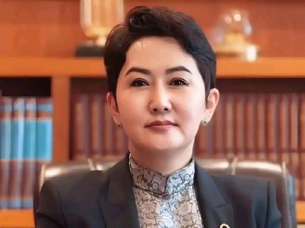 蒙古国外长巴特策策格,气质高雅,谈吐不凡,体格健壮