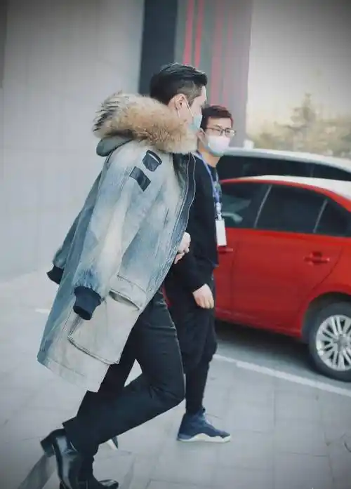 文联春晚明星穿搭:杨幂爱高奢,唐艺昕穿宋茜同款,李易峰撑国货_外套