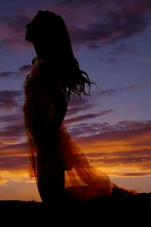 黄昏背景中带着伞的女人图片素材-打伞的女人创意图片素材-jpg图片格