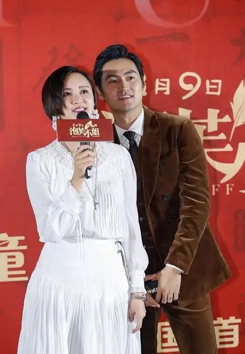 张歆艺与小两岁的老公站一起甜蜜比心好恩爱一袭白裙太优雅