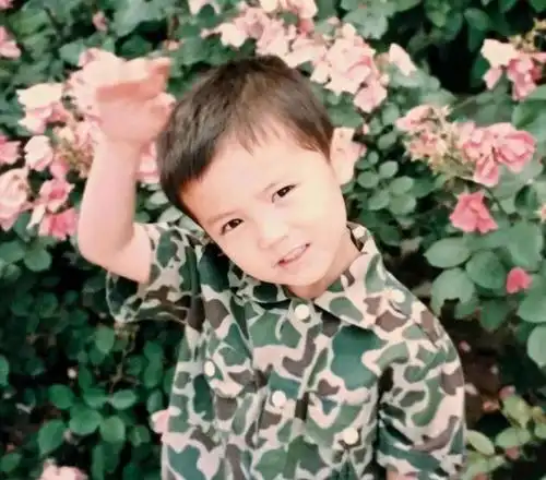 图二:李易峰也是从小帅到大的那种,小时候更可爱一点,从他这一身打扮