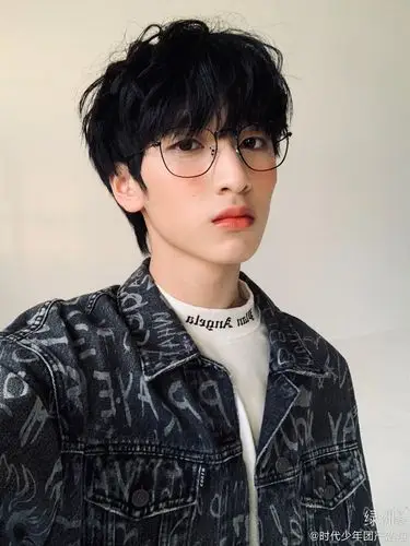 1 / 3 严浩翔自拍 严浩翔宿醉妆今天的香香戴眼镜啦!