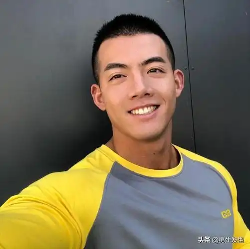 男生秋冬最帅气的三款发型,剪完干净利落,尽显潮男魅力