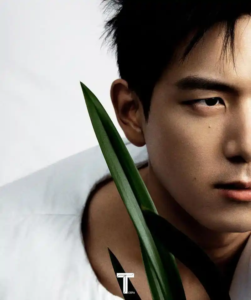 李现出镜 t 中文版八月刊,白背心搭配短发造型演绎白色梦境大片,简单