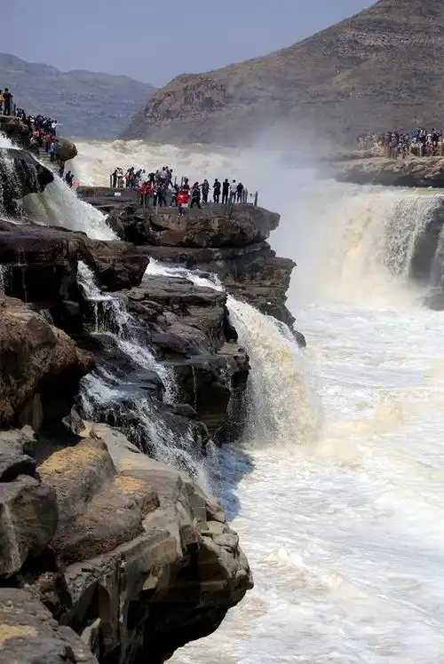 黄河壶口瀑布景区破冰,浪花翻滚,壶口瀑布又恢复了往日气壮山河,山呼
