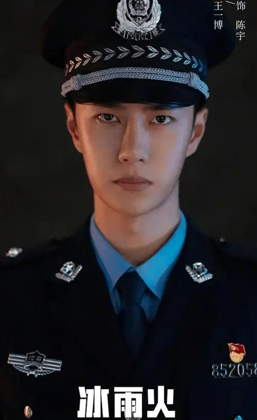 白敬亭的这一张照片是拍摄《你是我的城池营垒》的剧照,在剧中白敬亭