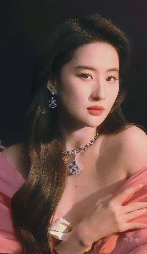 刘亦菲红裙雕刻感大片