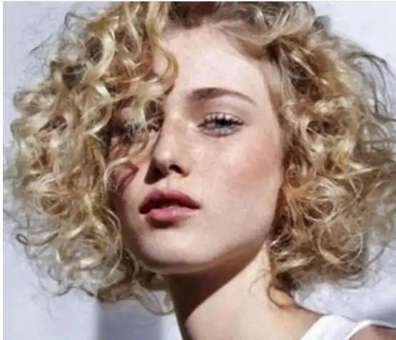 2019女生齐肩式的泡面头发型