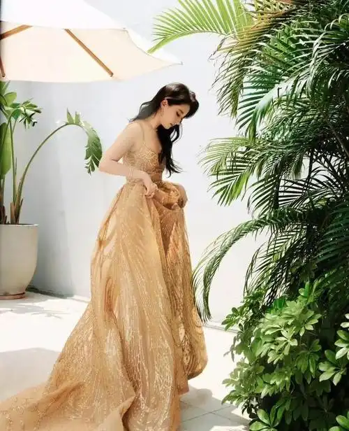 刘亦菲最新出席活动,吊带金色长裙,仙气十足,235期