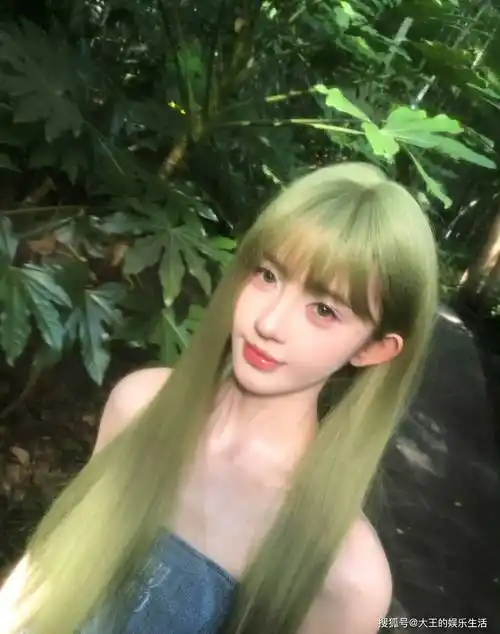 鞠婧祎抹胸牛仔上衣大片,网友:好深的背沟!