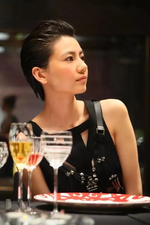 没有刘海的大背头呢?并不是不好看,只是不符合她的气质.▼