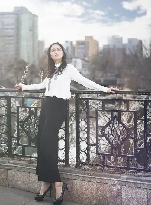 王力可学院风街拍大片曝光 青春甜美气质逼人