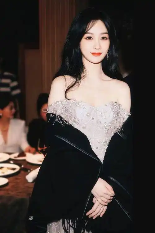 杨紫转型?摆脱土气,紫色抹身材长裙灵气满分!这才是当初的小雪!