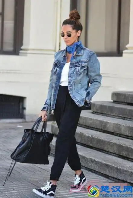 牛仔上衣配什么裤子(潮牛达人教你搭配技巧)