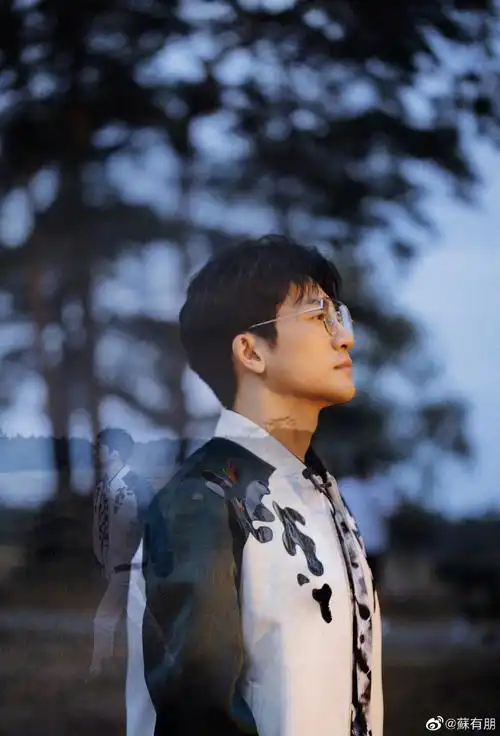 苏有朋穿牛油果绿短t配格子衬戴圆框复古眼镜显潮范儿