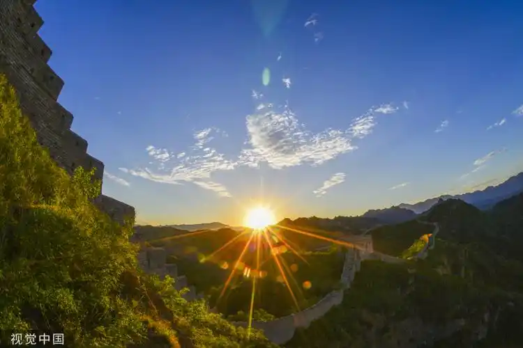 河北承德日出时分金山岭长城晨光映照风光壮美