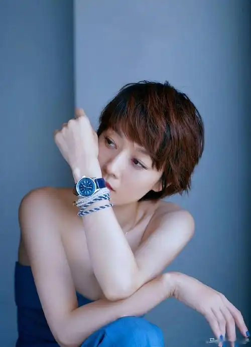 马伊琍穿抹胸装露事业线02笑容灿烂率性自在