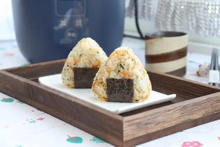 海苔肉松饭团,做法简单,营养均衡又好吃,孩子的最爱_东方养生频道