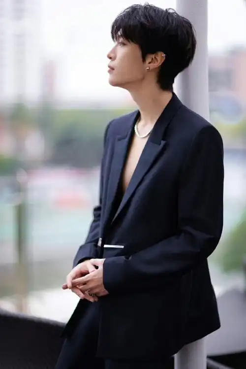 范丞丞的耳饰##范丞丞真空缎面西装