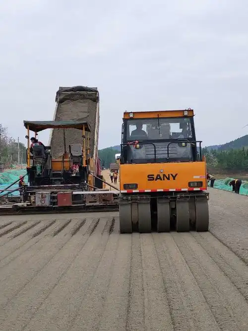 重污染天气解除后,g105项目sg-2标段项目部立即组织水稳摊铺施工