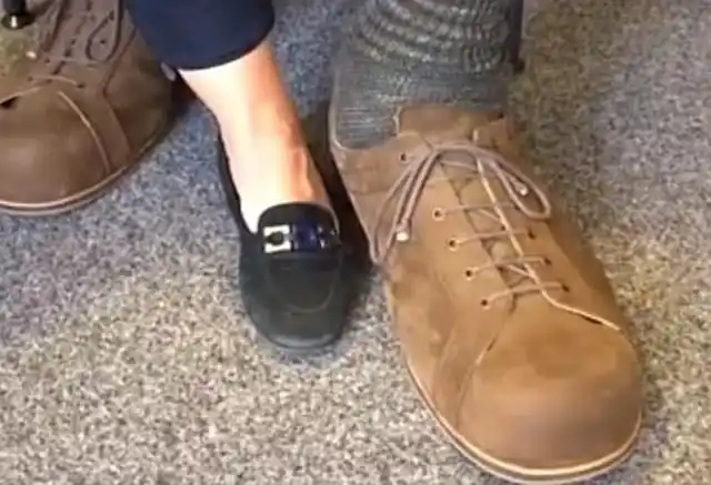 男子长了一双世界上最大的脚每只脚约40厘米根本买不着鞋